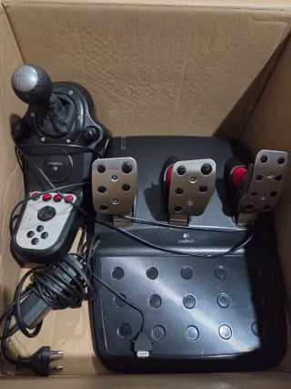 Volante Logitech G27 con pedales y cambio