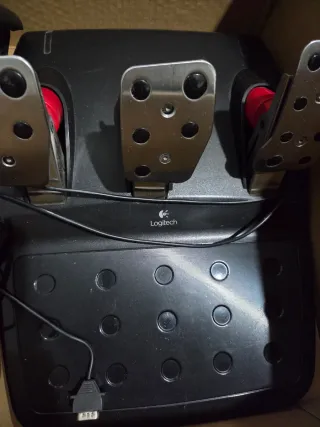 Volante Logitech G27 con pedales y cambio