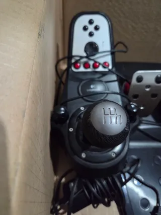Volante Logitech G27 con pedales y cambio