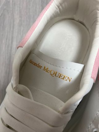 Zapatillas Alexander McQueen negras y Rosas