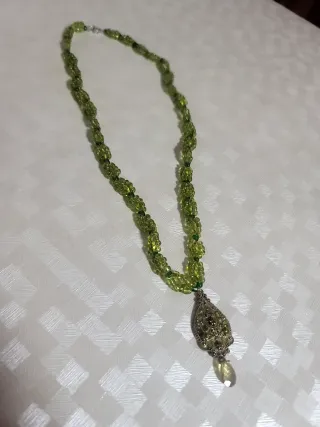Collar de cuentas verdes con colgante