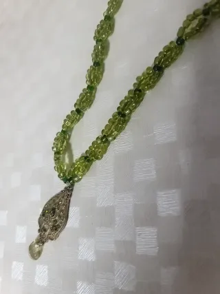 Collar de cuentas verdes con colgante
