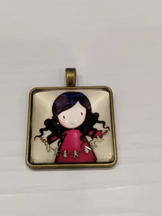 Colgante Gorjuss niña con muñecos de papel