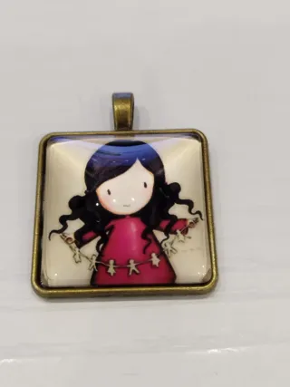 Colgante Gorjuss niña con muñecos de papel