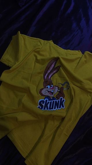 T-shirt gialla con stampa coniglio Skunk