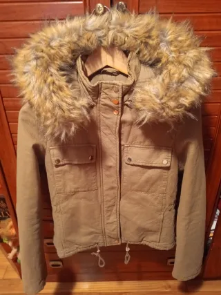 Chaqueta Trafaluc Talla XS con capucha