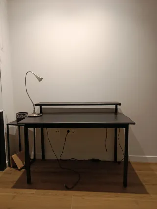 Scrivania Ikea nera con mensola