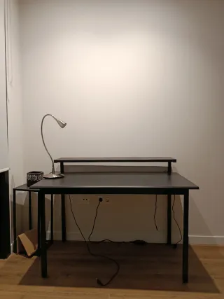 Scrivania Ikea nera con mensola