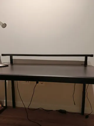 Scrivania Ikea nera con mensola