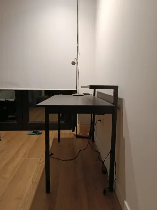 Scrivania Ikea nera con mensola