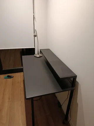 Scrivania Ikea nera con mensola