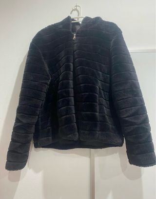 Chaqueta negra pelo con capucha
