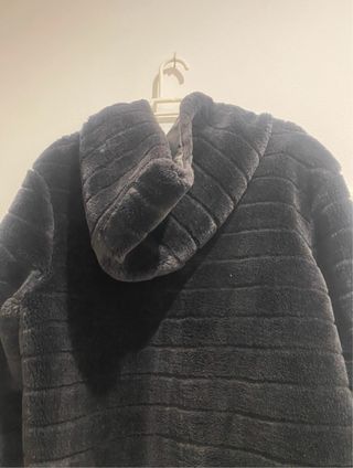 Chaqueta negra pelo con capucha