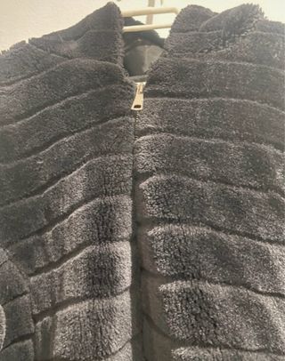 Chaqueta negra pelo con capucha