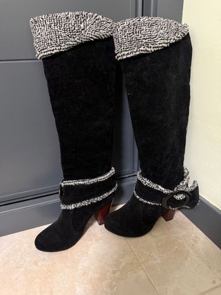 Botas altas negras con detalle blanco