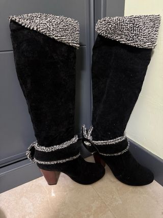 Botas altas negras con detalle blanco