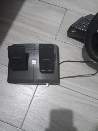 Volante y pedales gaming