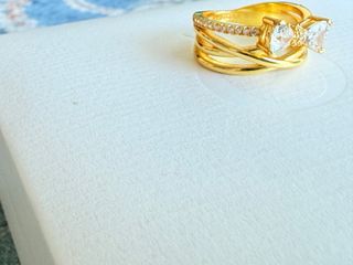 Anillo Pandora triple banda cruzada lazo brillante