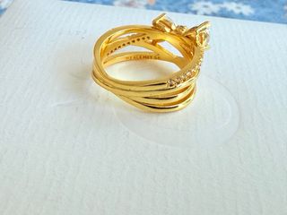 Anillo Pandora triple banda cruzada lazo brillante