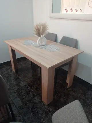 Tavolo da pranzo in legno nuovo, solo tavolo