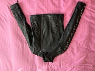 Cazadora polipiel tachuelas chica T.XS