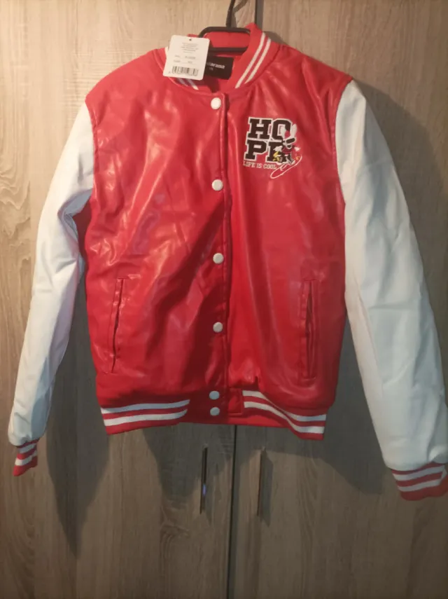 Chaqueta estilo universitario roja y blanca.