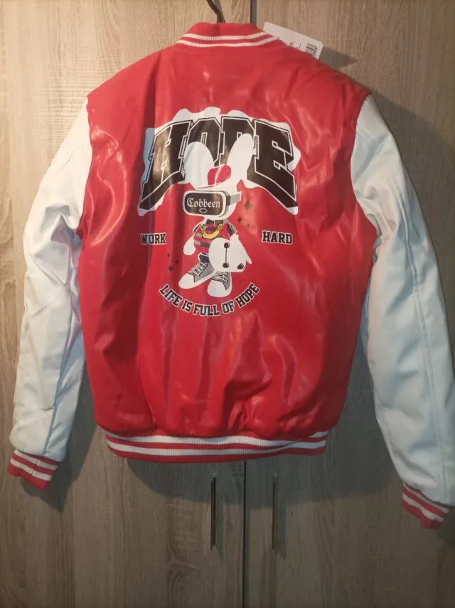 Chaqueta estilo universitario roja y blanca.