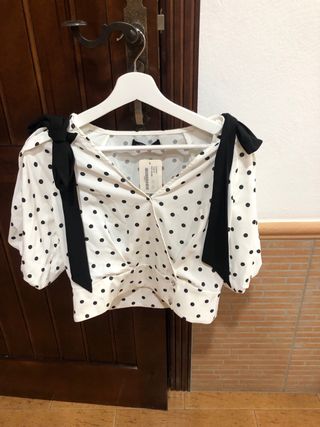 Camiseta lunares blanca y negra