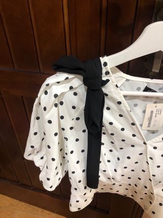 Camiseta lunares blanca y negra