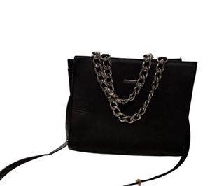 Bolso Negro Bershka con Cadena Plateada