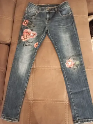 Jeans donna con fiori e scritta