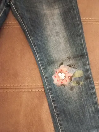 Jeans donna con fiori e scritta