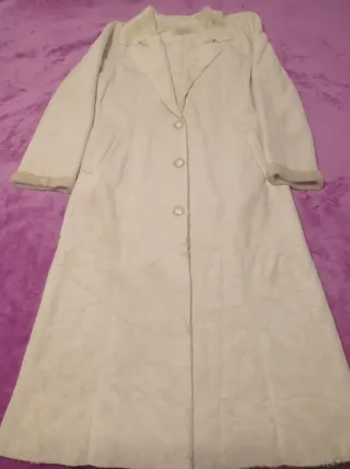 Abrigo largo beige con cuello de pelo