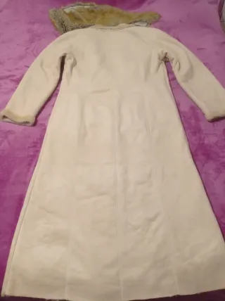 Abrigo largo beige con cuello de pelo