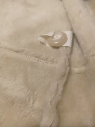 Abrigo largo beige con cuello de pelo