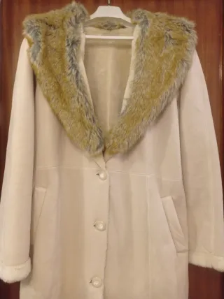 Abrigo largo beige con cuello de pelo