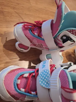 Patines infantiles rosas con corazones