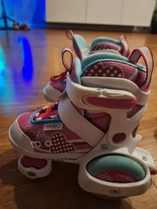 Patines infantiles rosas con corazones