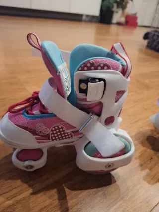 Patines infantiles rosas con corazones