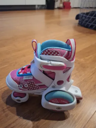 Patines infantiles rosas con corazones