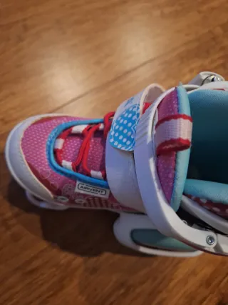 Patines infantiles rosas con corazones