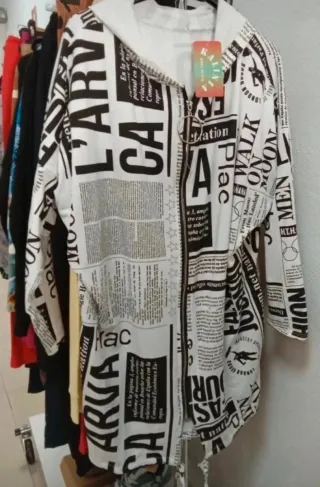 Chaqueta oversize KAYAVIA estampado periódico