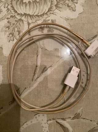 iPhone 4S bianco con caricabatterie auto e cavo di ricarica