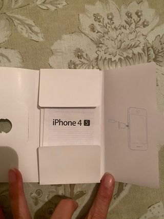 iPhone 4S bianco con caricabatterie auto e cavo di ricarica