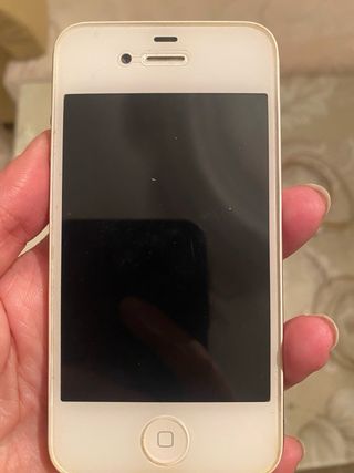 iPhone 4S bianco con caricabatterie auto e cavo di ricarica