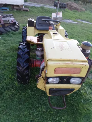 Tractor amarillo con aperos