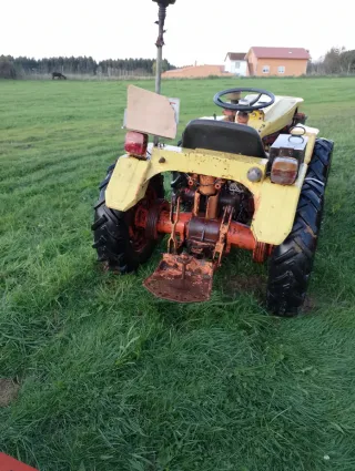 Tractor amarillo con aperos