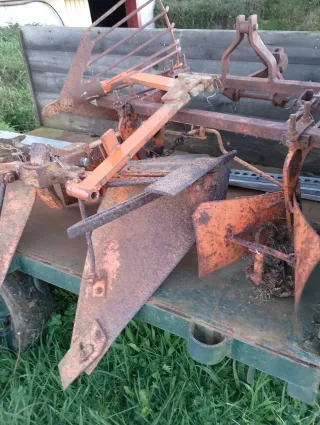 Tractor amarillo con aperos