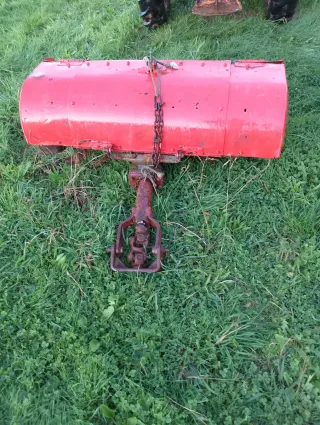 Tractor amarillo con aperos