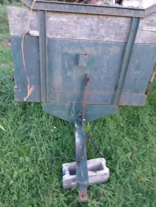 Tractor amarillo con aperos